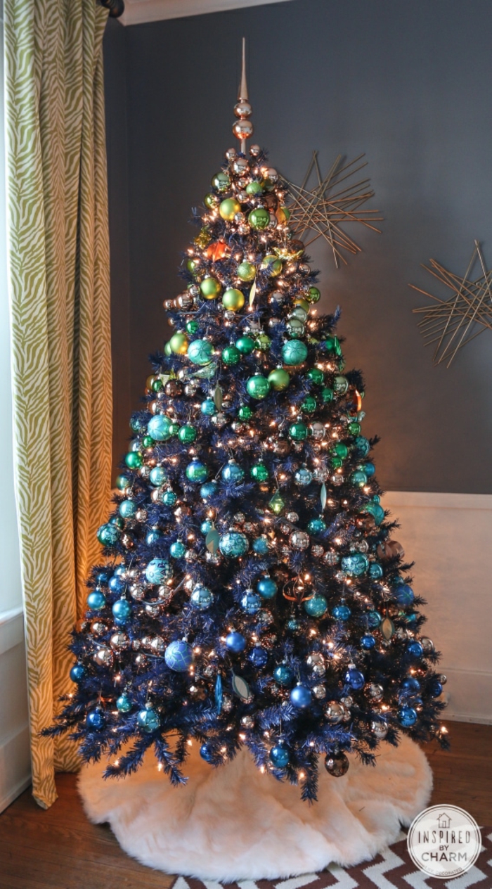 decoración árbol navideño en efecto ombre, arbol de navidad con luces y bolas en los colores del arco iris, decoración Navidad 2019