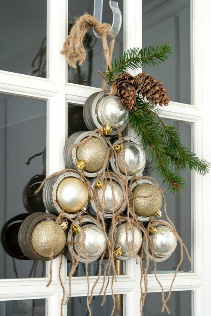 árbol navideño hecho de bolas en dorado y plateado, pequeños detalles para decorar tu ventana, manualidades navideñas 