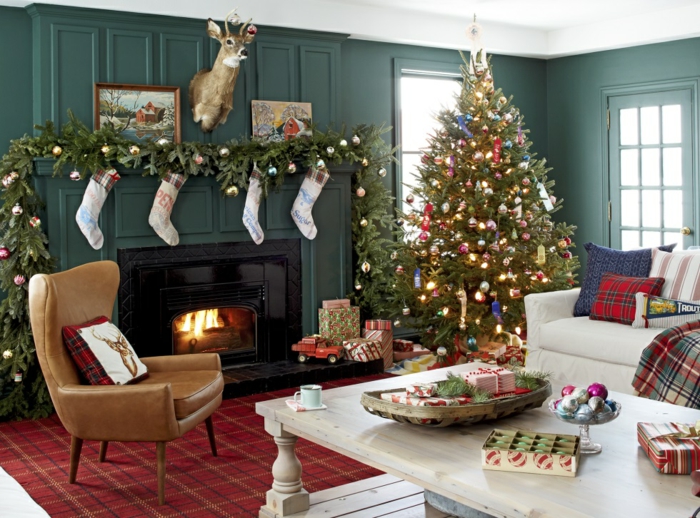 como decorar un árbol navideño en navidad, guirnalda decorativa con botines navideños, chimenea de leña decorada 