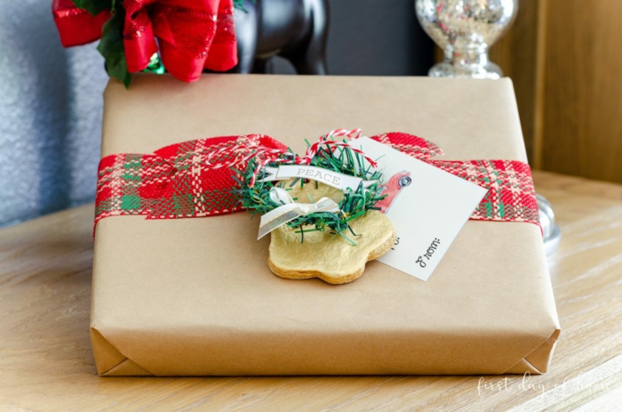 magnificas propuestas sobre como decorar tus regalos, detalles navideños para decorar un paquete, ideas regalos navidad