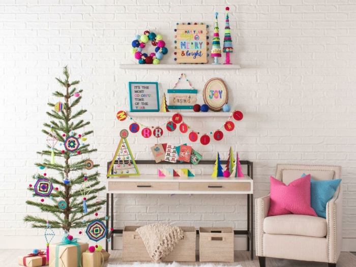 decoración salón con detalles en colores vibrantes, casa decorada con pequeños adornos navideños, como hacer una corona de navidad