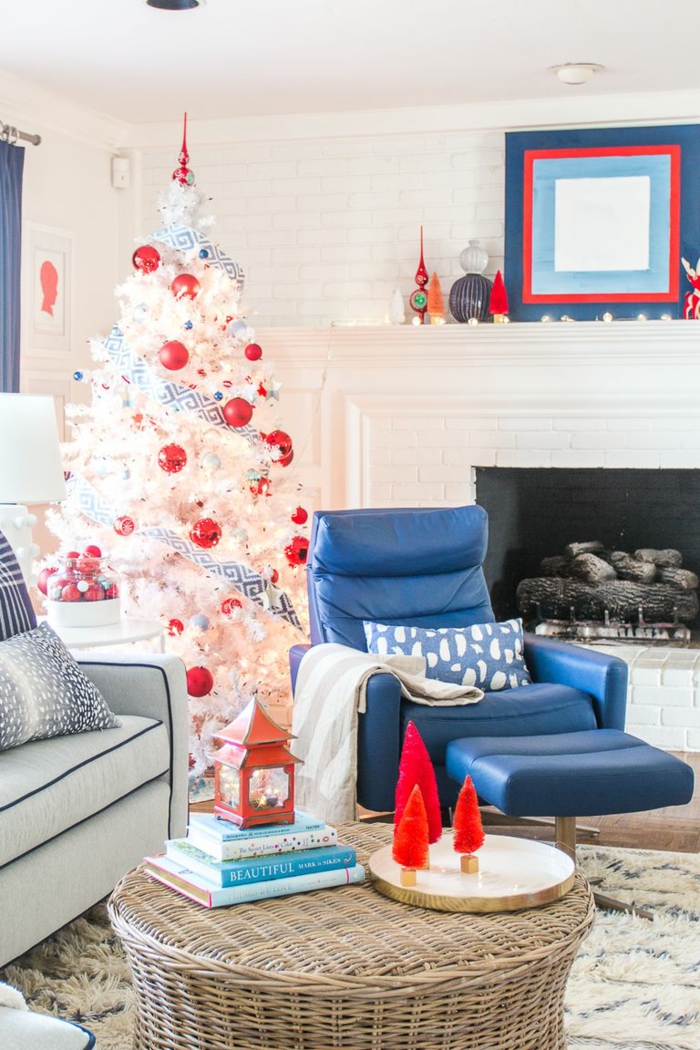 como decorar un árbol navideño artificial en blanco, árbol decorado con cinta en color blanco y azul y adornos navideños rojos