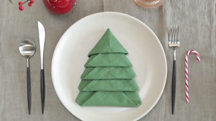 árbol navideño de una servilleta de papel, ideas decorativas para navidad, adornos navideños originales para hacer en 10 minutos