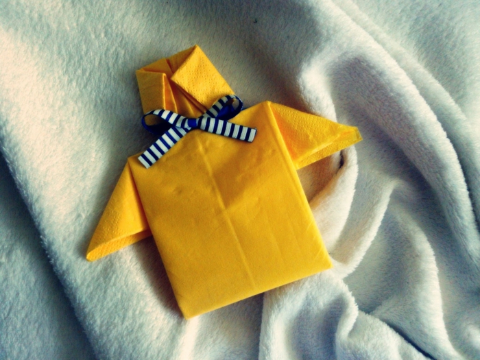 detalles para hacer con servilletas de papel, como doblar servilletas de papel, camisa masculina en color amarillo 