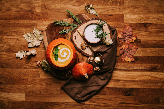 sopa de calabaza presentada de manera fenomenal, ideas de decoración de otoño y Halloween, recetas caseras acogedoras