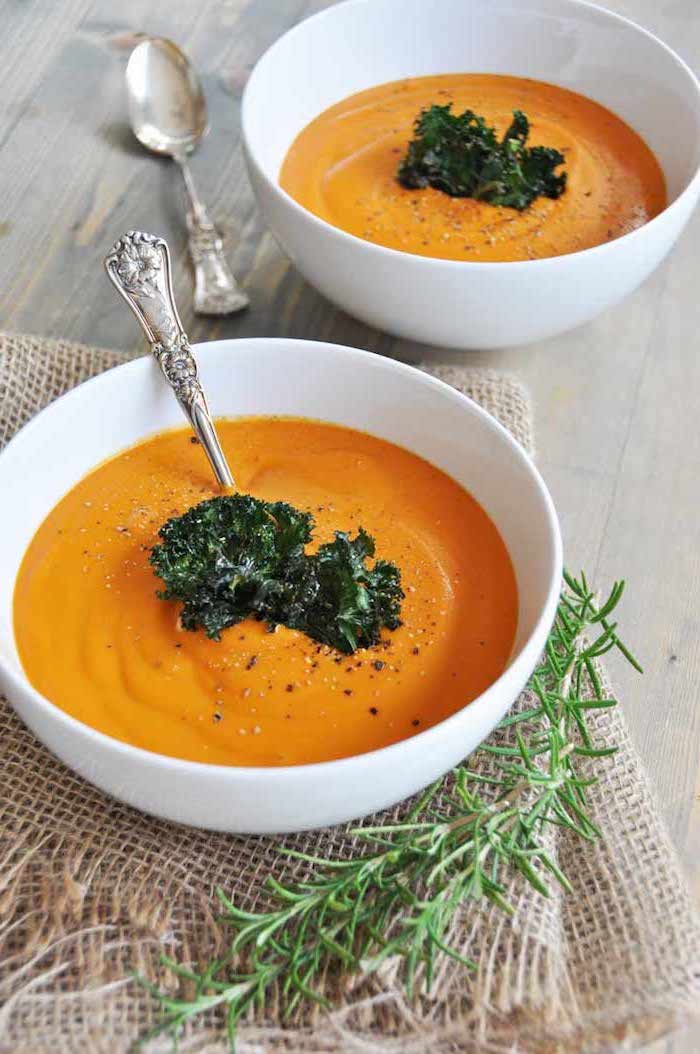 cómo preparar una crema de zanahoria receta fácil y saludable, sopa de zanahorias con col rizada, ideas de recetas caseras 