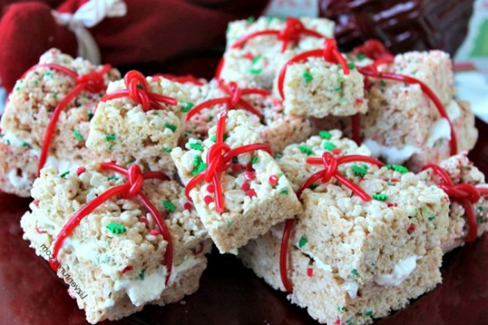 dulces, golosinas y tratos caseros para regalar en navidad, bloques de cereales decorados con asperjas coloridas 