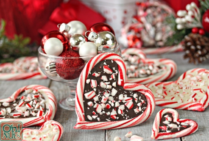 tratos navideños unicos hechos a mano para regalar en estas navidades, corazones de chocolate con palitos de azucar