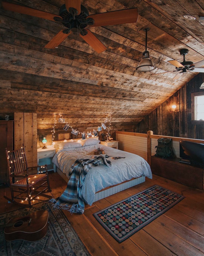 ideas geniales sobre como amueblar habitaciones tumblr, habitacion abuhardillada con techo de madera y grande cama 