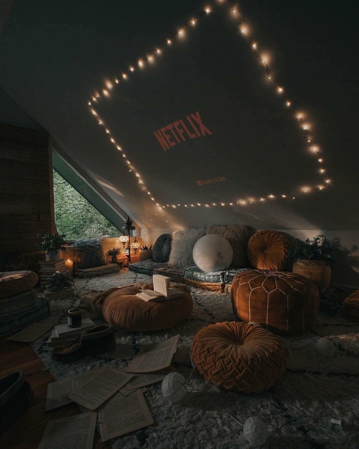 hermosa habitacion decorada en estilo tumblr, paredes oscuras, grande pantalla para ver las películas de la plataforma netflix