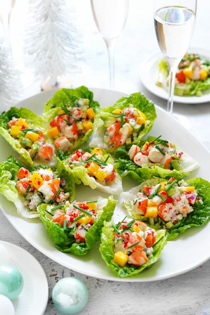 barcos de lechuga con verduras y cangrejo, las mejores ideas de canapés navideños fáciles y rápidas, comidas para picoteo 