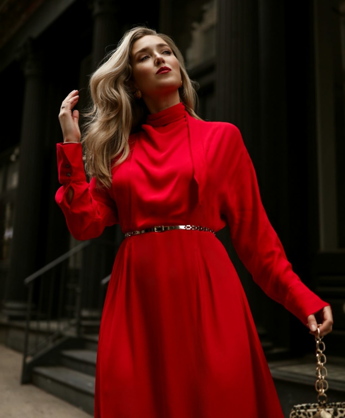 elegante look nochevieja con un vestido rojo largo, prendas y vestidos para un coctel de nochevieja, ideas de atuendos 