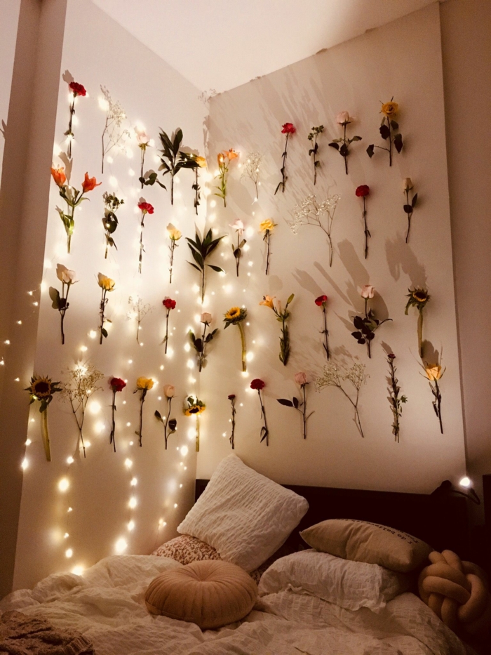 decoración cuarto con flores y lamparillas, cama con sábanas blancas y luces navideñas, ideas de decoración habitación
