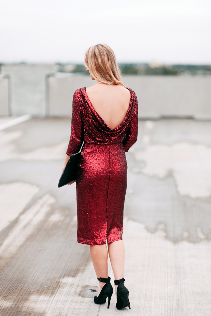 vestido elegante en color rojo con brillo y espalda descubierta, originales ideas de ropa para nochevieja elegante 