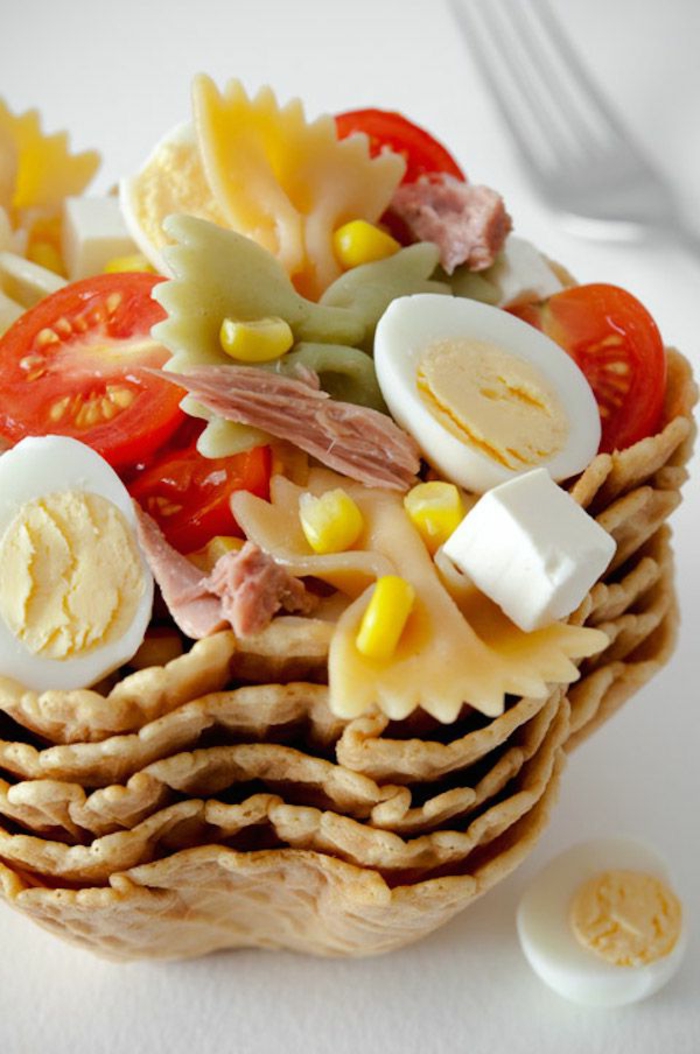 ensalada saludable con pasta, huevos cocidos, maiz y queso blanco, ideas de comidas para bajar de peso y recetas saludables 