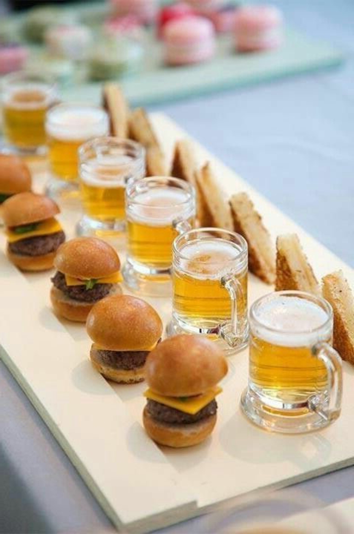 mini hamburguesas para tomar con unas cervezas, ideas para picoteo originales y fáciles, como preparar un menú fiesta 