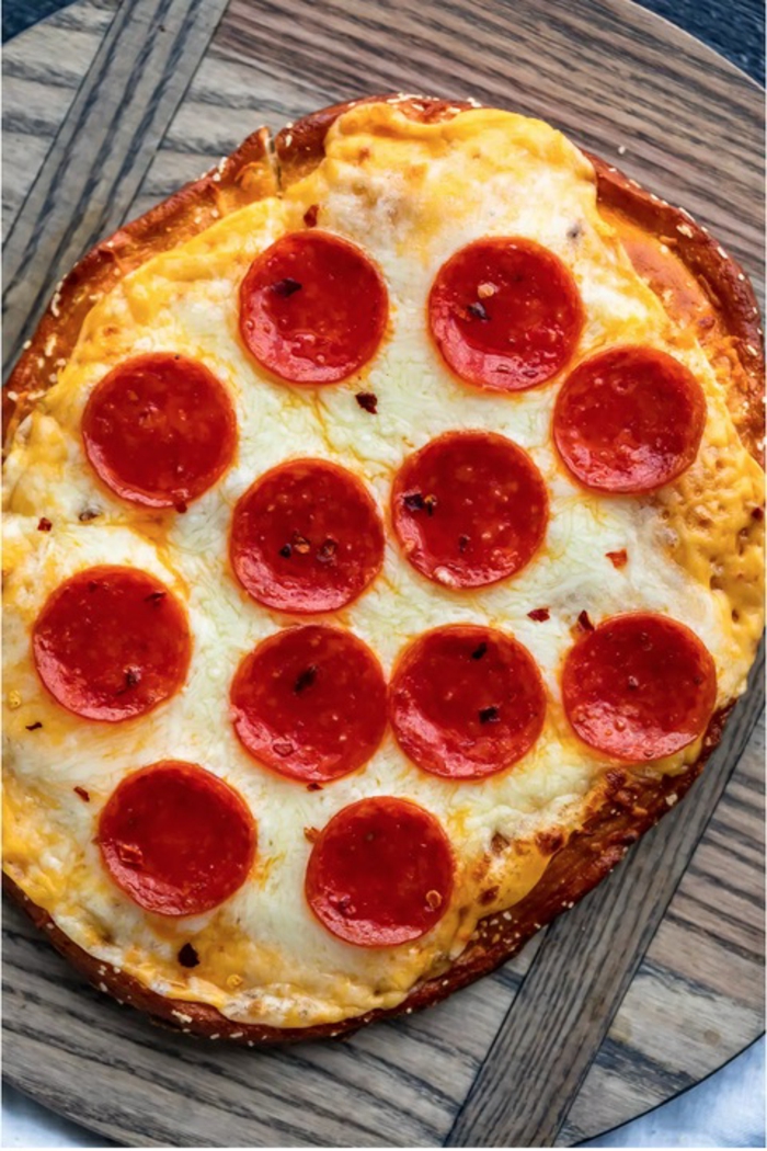 pizza casera con harina integral, como preparar una pizza pepperoni saludable y rica, fotos de comidas caseras originales 