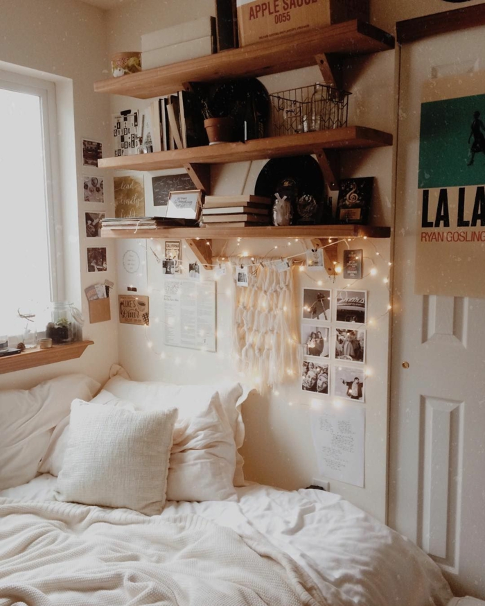 alucinantes ideas sobre como decorar tu habitacion en imagenes, cama con sabanas blancas y luces decorativas 