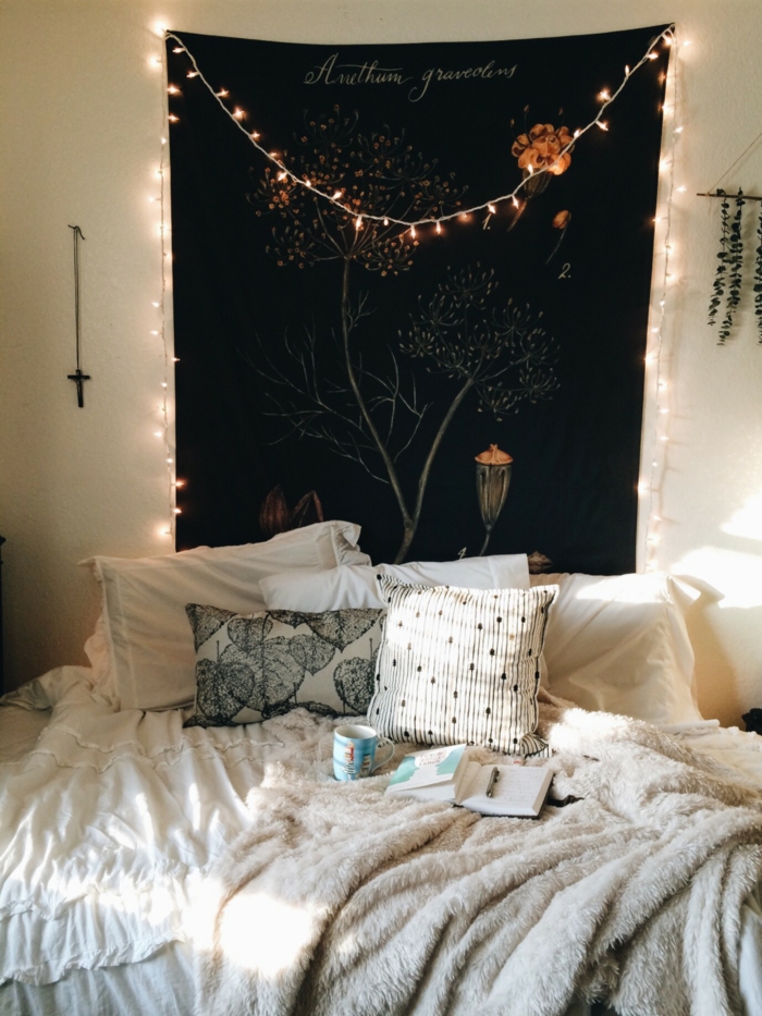 espacio decorado en blanco con detalle negro en la pared, cuartos tumblr decorados con cadenas de luces, como decorar tu habitacion