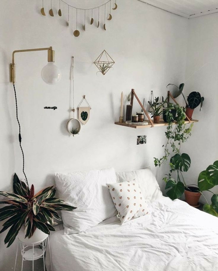 habitacion pequeña decorada con elementos boho, dormitorio blanco decorado con plantas verdes, como decorar tu habitacion