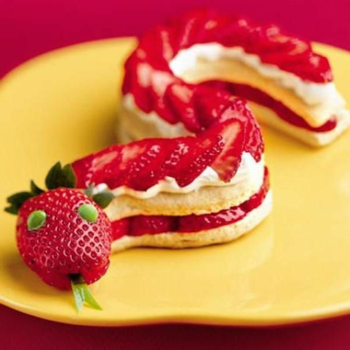 postres y comidas ricas y faciles de hacer para sorprender a tu pequeño, galletas con nata y frambuesas en forma de un serpiente 
