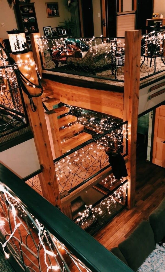 escaleras de madera decoradas con muchas cadenas de luces, como decorar tu habitacion para Navidad, ideas en 90 fotos