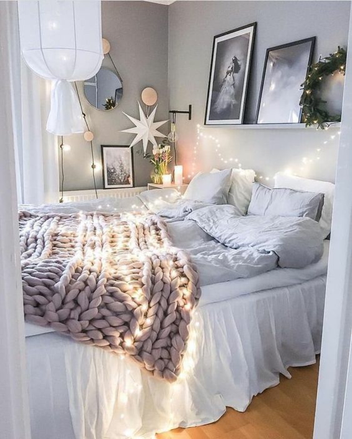 habitacion decorada en estilo boho chic, dormitorio color blanco, decoracion nordica con cuadros en la pared 