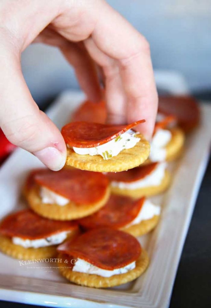 bocados con galletas saladas, crema de queso y chorizo, super originales ideas de canapés para una fiesta con amigos en casa 