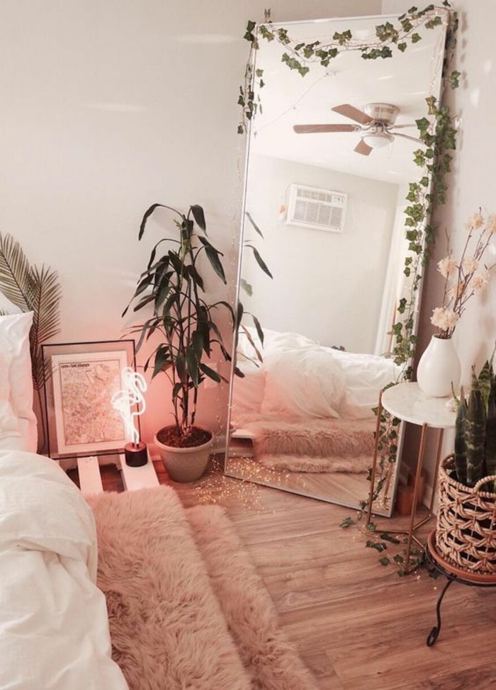 originales ideas sobre como decorar una habitacion en estilo tumblr, suelo de parquet, paredes blancas y decoración con plantas verdes 