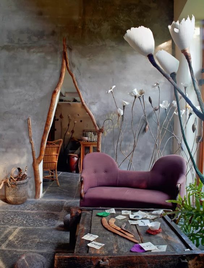 espacio mágico con elementos arquitectónicos muy originales, lámparas en forma de flores y muebles de madera 