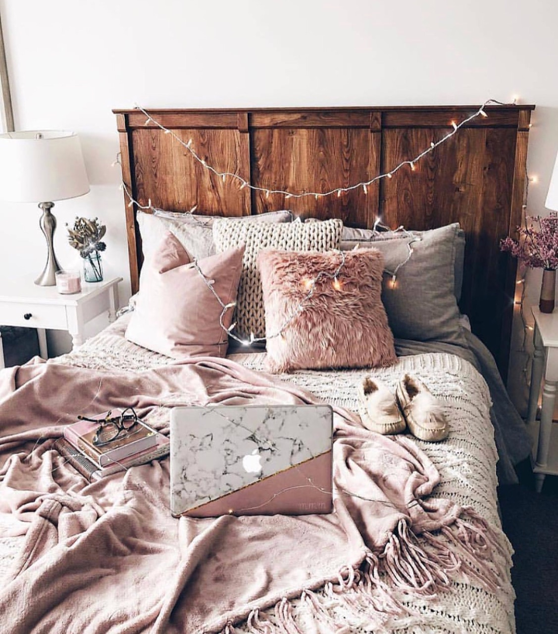 las mejores ideas de habitaciones Tumblr para inspirarte, fotos de habitaciones originales, dormitorio acogedor con mantas color rosado 