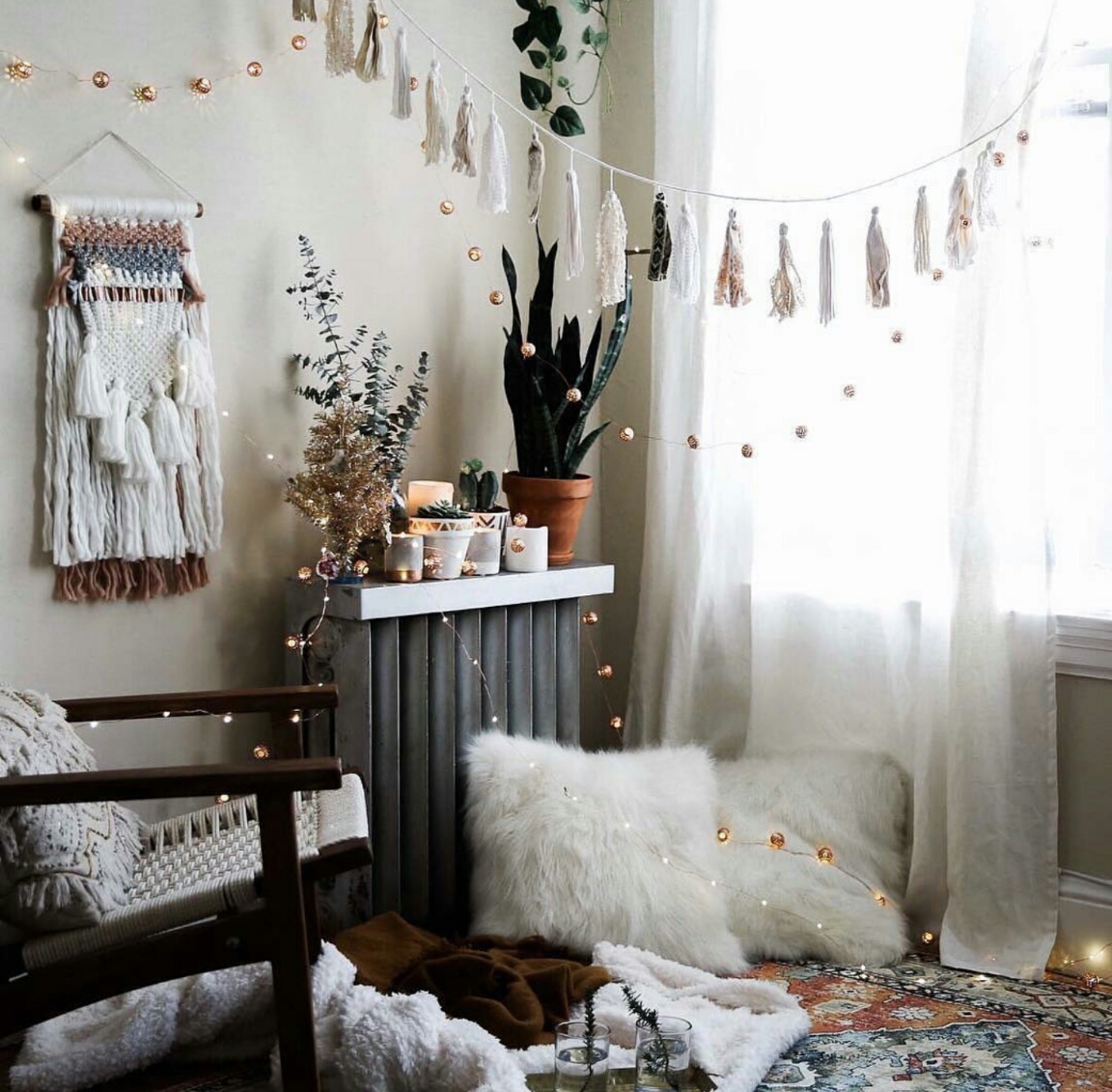 cómo decorar una habitación de manera encantadora, guirnaldas bonitas y detalles en color blanco, ideas decoración salón