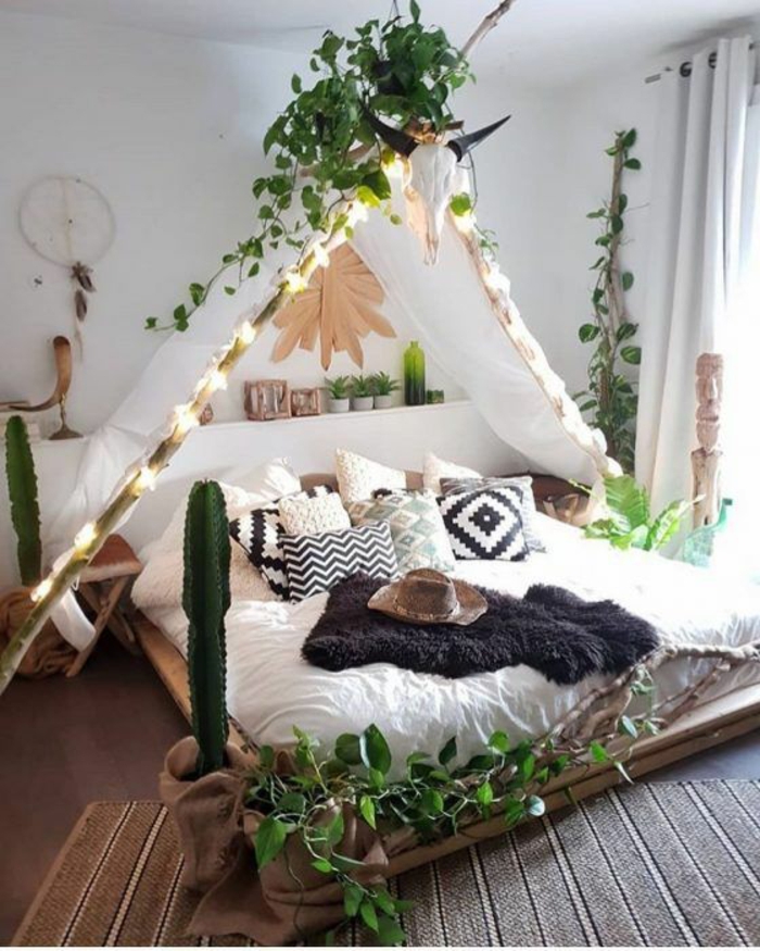alucinantes ideas sobre como decorar una habitacion tumblr, cama doble decorada en blanco, plantas verdes, cactus