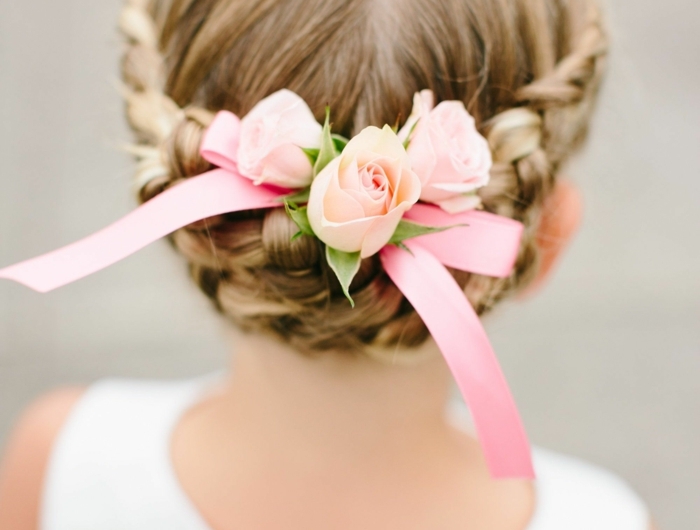 Peinados de Primera Comunión para niñas Semirecogido con flores