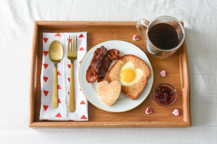 tablero con desayuno ¡, mixto con huevo en forma de corazón, té negro y tocino al sartén, fotos de comidas románticas