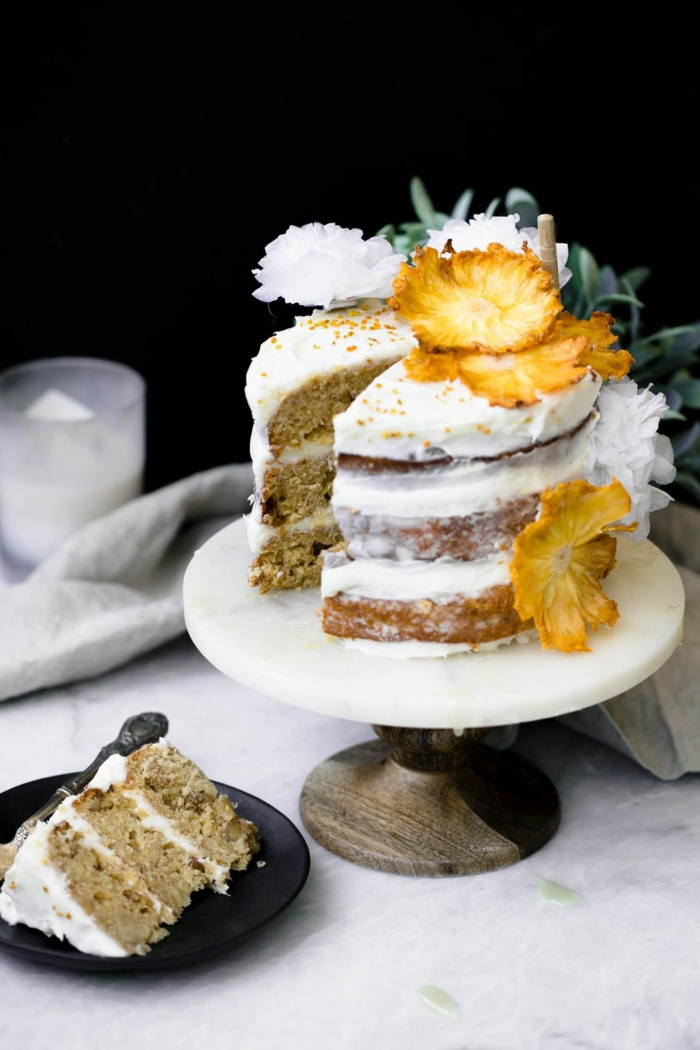 tartas de cumpleaños caseras y originales y bonitas, decoración de pasteles y tartas con flores comestibles, ideas de decoracion