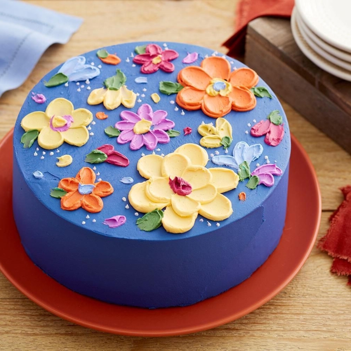 tarta decorada con glaseado color azul real y bonitas flores 3D, fantásticas ideas de tartas de cumpleaños caseras y originales