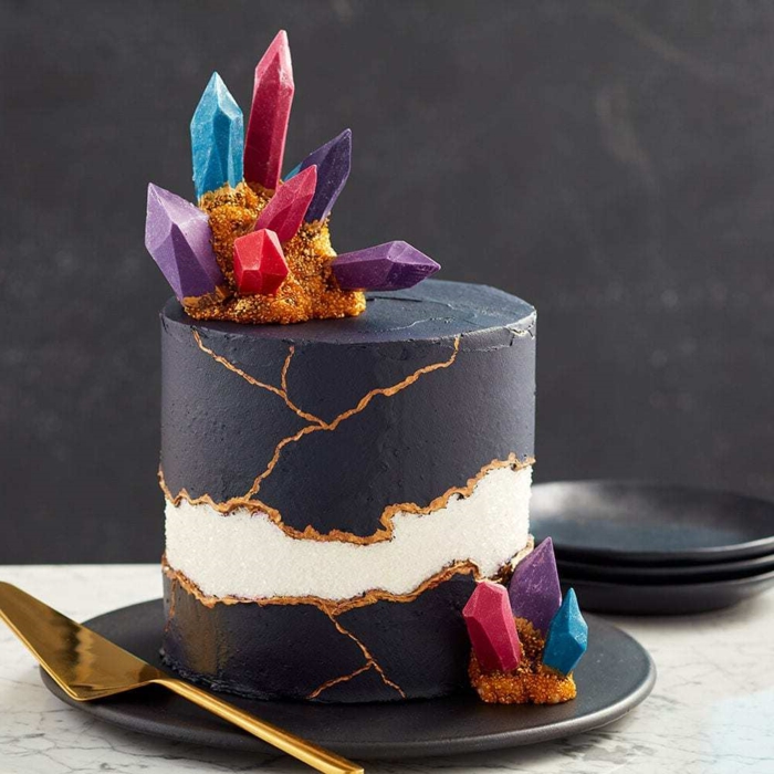 alucinantes ideas de tartas de cumpleaños caseras y originales, tarta glaseado negro y blanco, ideas para tartas decoradas