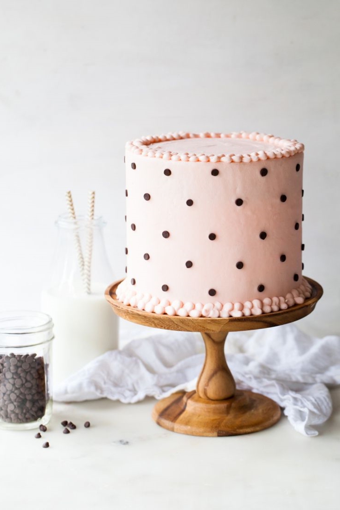 tarta con glaseado color rosa decorada con chispas de chocolate, tartas de cumpleaños caseras y originales, tartas faciles para decorar 