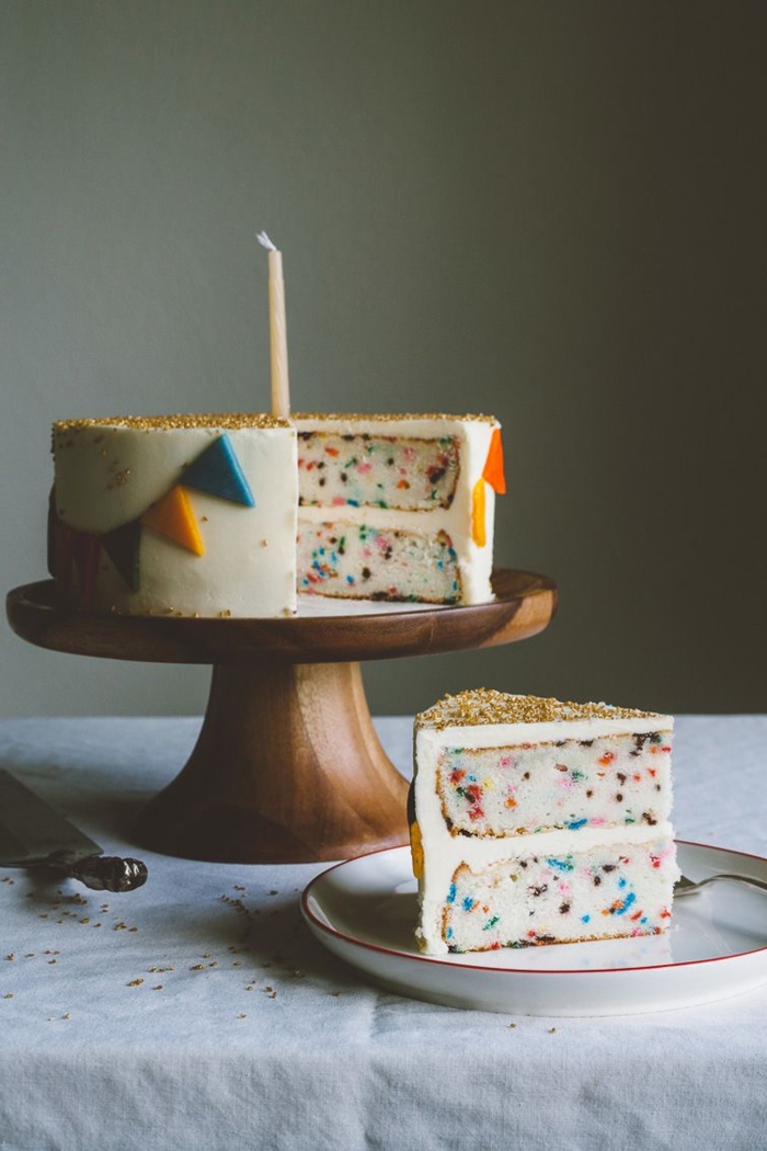 tarta sorpresa para cumpleaños decorada con asperjas coloridas y detalles decorativos de azúcar, tartas de cumpleaños caseras y originales