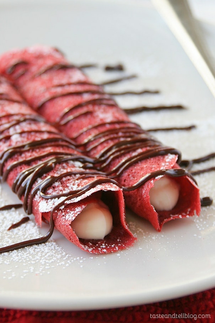crepes finas en color rosado con crema, helado y chocolate nutella, ideas sobre como organizar un desayuno romántico 