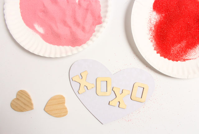 como hacer tarjetas super bonitas decoradas con arena de diferentes colores, postales san valentin DIY paso a paso 
