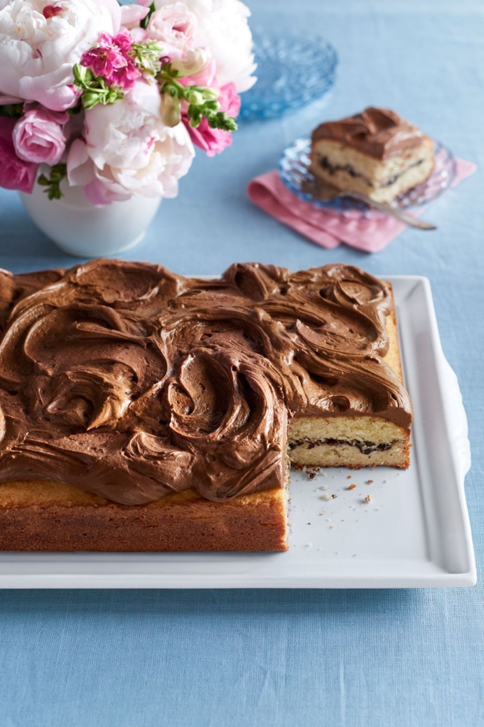 técnicas sencillas para decorar una tarta, tarta de chocolate con glaseado de chocolate y olas, tartas de cumpleaños caseras y originales