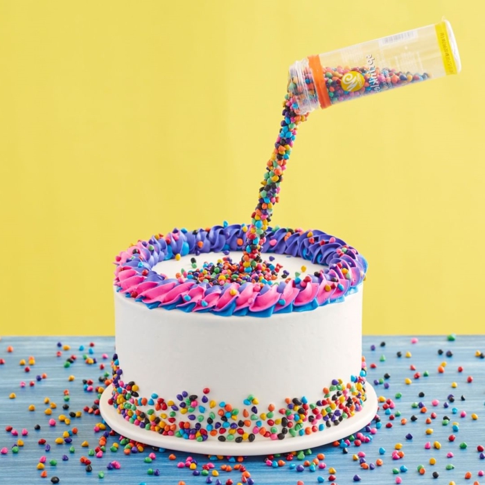tarta con glaseado blanco y asperjas coloridas, las mejores ideas de tartas de cumpleaños caseras y originales en fotos 