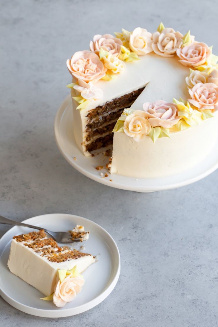 tarta con glaseado real y rosas de azucar, tartas de cumpleaños caseras y originales y bonitas, hermosas ideas de decoración de tartas 