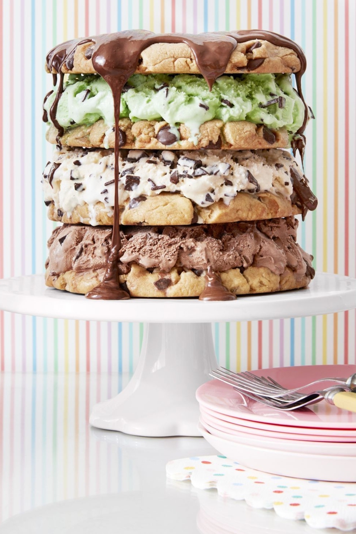 tarta con helado y galletas con chispas de chocolate, tartas con chocolate derretido, originales ideas de tartas de cumpleaños caseras y originales
