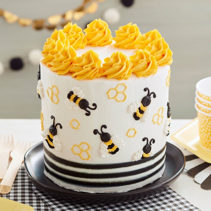 tarta sorpresa para los amantes de las abejas, tarta decoración abejas, tartas de cumpleaños caseras y originales
