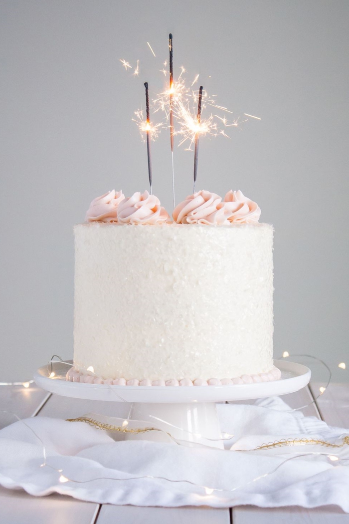 tarta de cumpleaños facil y bonita, tarta con glaseado blanco, azúcar glas y suspiros de azúcar color rosado, fotos de tartas 