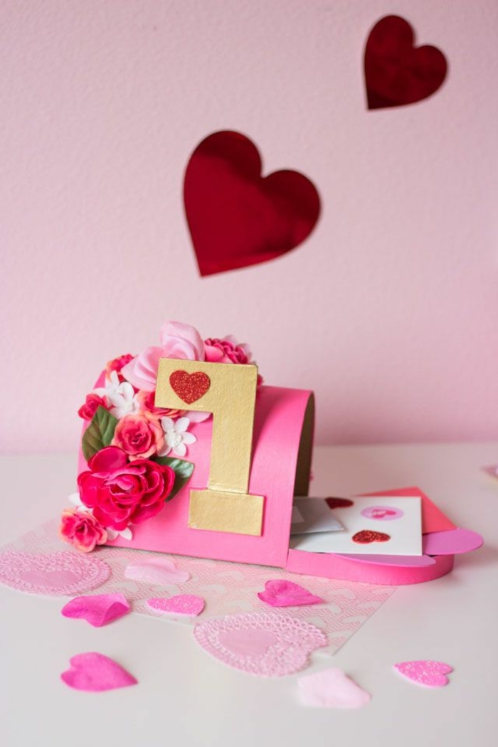 regalos san Valentín DIY en hermosas imagenes, caja de letras de amor de cartulina decorada con flores falsas, decoracion en la pared