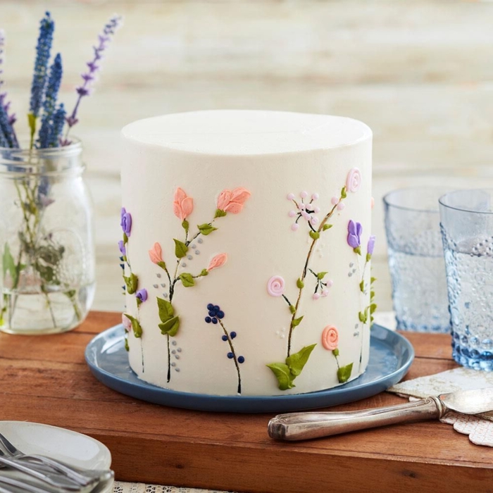 tarta pequeña con glaseado blanco y bonitas flores 3D, originales ideas de tartas para sorpresas de cumpleaños 